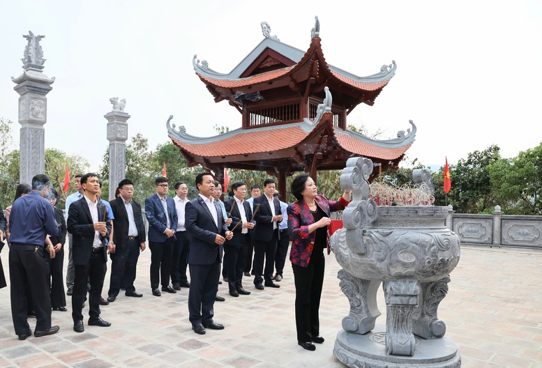 Phó Thủ tướng Phạm Thị Thanh Trà dâng hương tưởng niệm Chủ tịch Hồ Chí Minh và các Anh hùng, liệt sĩ tại Điện Biên- Ảnh 1.