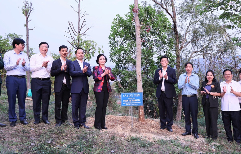 Phó Thủ tướng Phạm Thị Thanh Trà dâng hương tưởng niệm Chủ tịch Hồ Chí Minh và các Anh hùng, liệt sĩ tại Điện Biên- Ảnh 6.