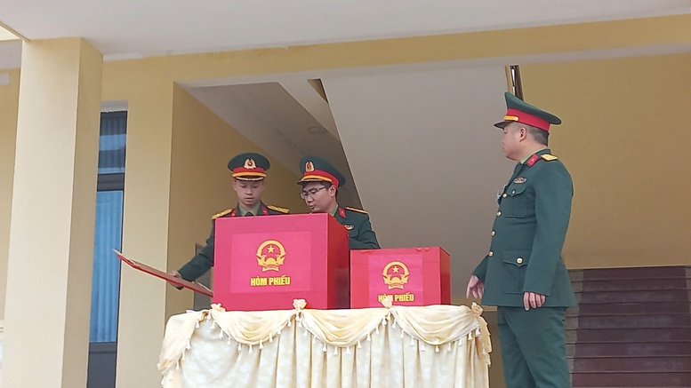 Cử tri đặc khu Bạch Long Vĩ (Hải Phòng) bầu cử sớm- Ảnh 4. Cử tri đặc khu Bạch Long Vĩ (Hải Phòng) bầu cử sớm- Ảnh 4.