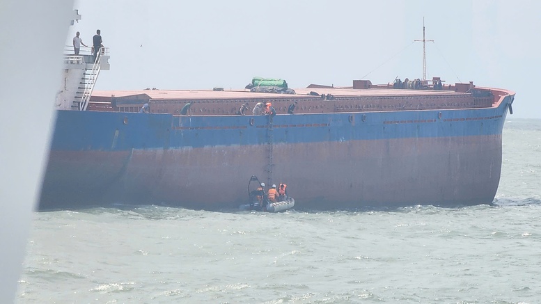 Giải cứu thành công thuyền viên tàu vận tải bị chìm trên biển- Ảnh 2.