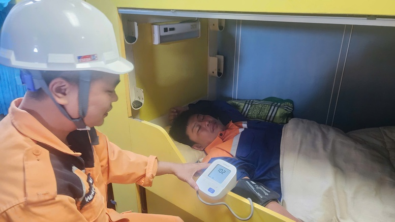 Giải cứu thành công thuyền viên tàu vận tải bị chìm trên biển- Ảnh 5.