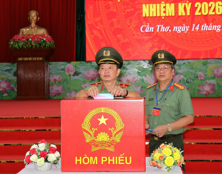 Cử tri lực lượng vũ trang Cần Thơ bầu cử sớm trước ngày hội toàn dân- Ảnh 1.