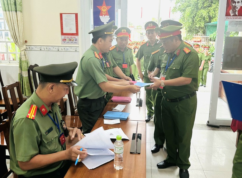 Cử tri lực lượng vũ trang Cần Thơ bầu cử sớm trước ngày hội toàn dân- Ảnh 2.