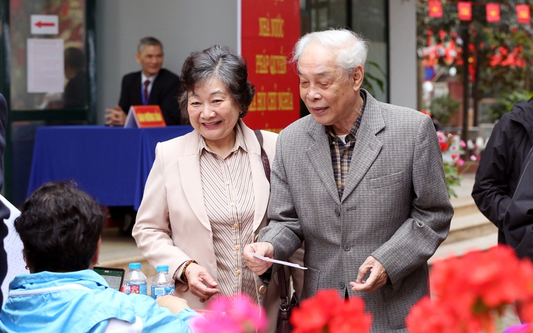 Chùm ảnh: Nhân dân Thủ đô hân hoan thực hiện quyền, nghĩa vụ trong ngày bầu cử