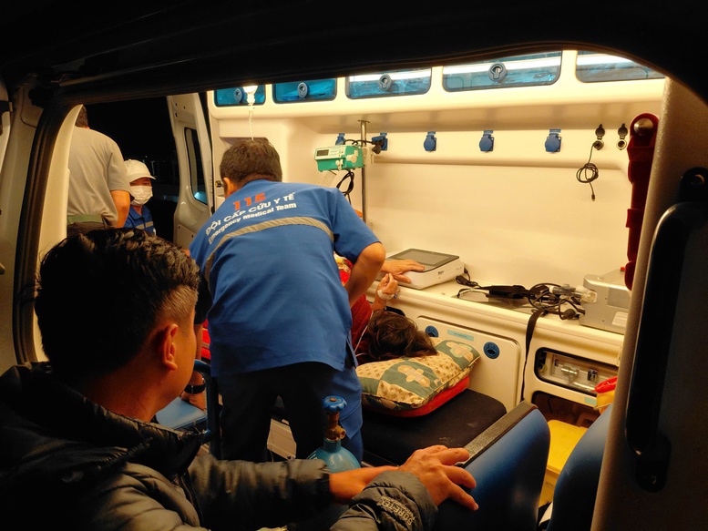 Xuyên đêm vượt sóng to, gió lớn, cứu nạn bệnh nhân nguy kịch từ Cù Lao Chàm - Ảnh 5.