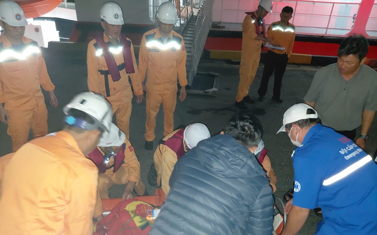 Xuyên đêm vượt sóng to, gió lớn, cứu nạn bệnh nhân nguy kịch từ Cù Lao Chàm 