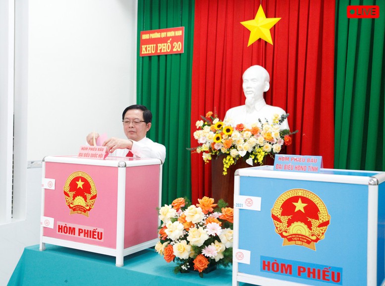 Các đồng chí lãnh đạo Đảng, Nhà nước hòa cùng 'Ngày hội non sông'- Ảnh 12.