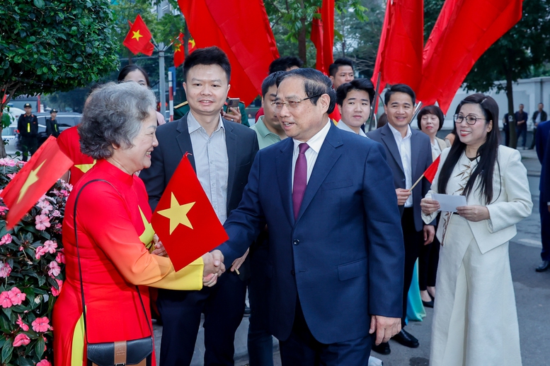 Thủ tướng Phạm Minh Chính cùng cử tri bỏ phiếu bầu cử tại phường Tây Hồ, Hà Nội- Ảnh 1. Thủ tướng Phạm Minh Chính cùng cử tri bỏ phiếu bầu cử tại phường Tây Hồ, Hà Nội- Ảnh 1.