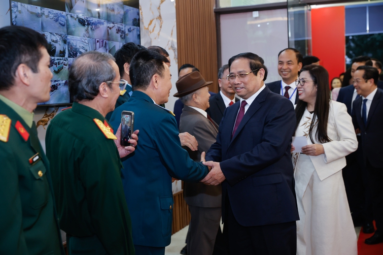 Thủ tướng Phạm Minh Chính cùng cử tri bỏ phiếu bầu cử tại phường Tây Hồ, Hà Nội- Ảnh 2. Thủ tướng Phạm Minh Chính cùng cử tri bỏ phiếu bầu cử tại phường Tây Hồ, Hà Nội- Ảnh 2.