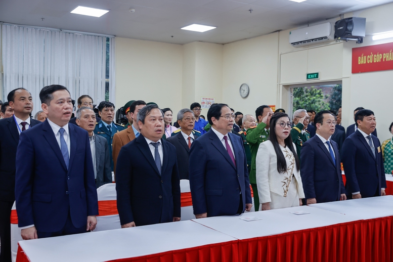 Thủ tướng Phạm Minh Chính cùng cử tri bỏ phiếu bầu cử tại phường Tây Hồ, Hà Nội- Ảnh 4. Thủ tướng Phạm Minh Chính cùng cử tri bỏ phiếu bầu cử tại phường Tây Hồ, Hà Nội- Ảnh 4.