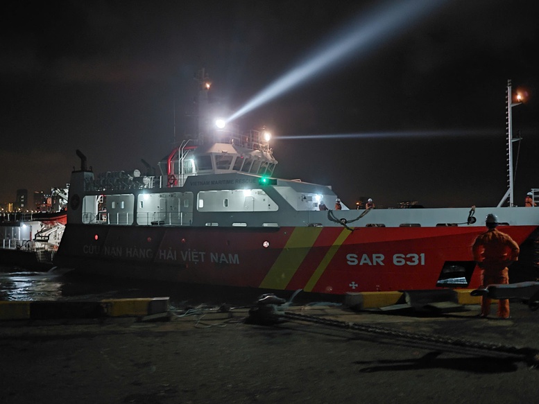 Xuyên đêm vượt sóng to, gió lớn, cứu nạn bệnh nhân nguy kịch từ Cù Lao Chàm - Ảnh 1.