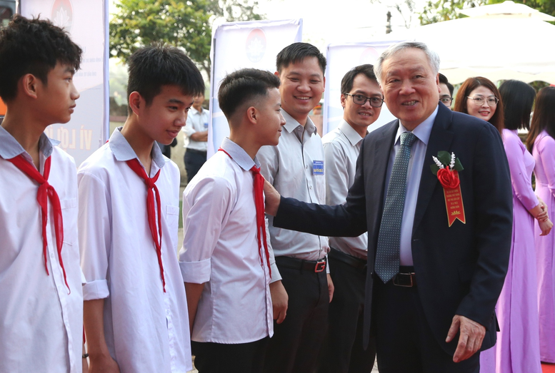 Phó Thủ tướng Thường trực Nguyễn Hòa Bình dự lễ khởi công dự án xây dựng Trường nội trú liên cấp Tiểu học – THCS Hương Xuân- Ảnh 2.