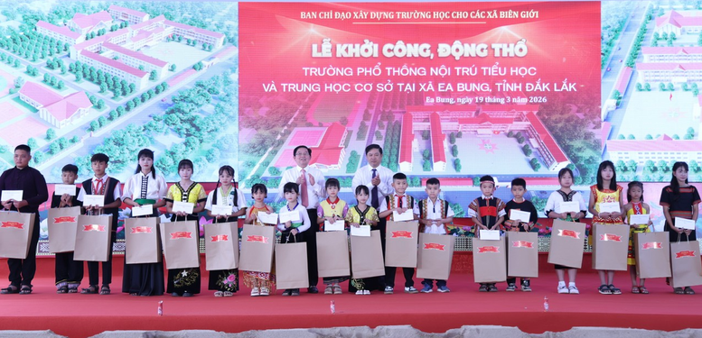 Phó Thủ tướng Hồ Quốc Dũng dự lễ động thổ xây dựng Trường Phổ thông nội trú liên cấp TH và THCS xã Ea Bung, Đắk Lắk- Ảnh 4.