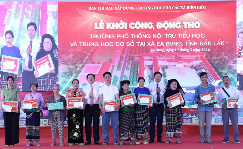 Phó Thủ tướng Hồ Quốc Dũng dự lễ động thổ xây dựng Trường Phổ thông nội trú liên cấp TH và THCS xã Ea Bung, Đắk Lắk- Ảnh 5.