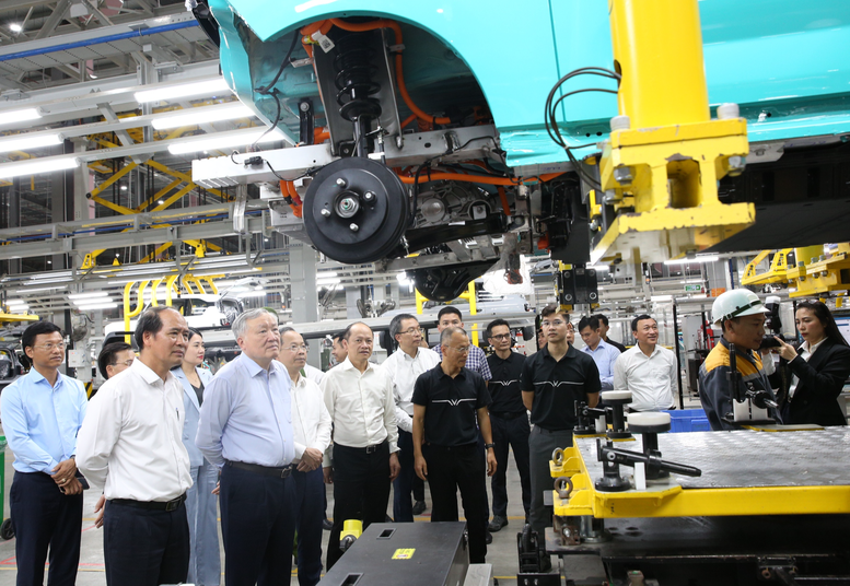Phó Thủ tướng Thường trực Nguyễn Hòa Bình thăm Nhà máy sản xuất ô tô điện VinFast- Ảnh 1.