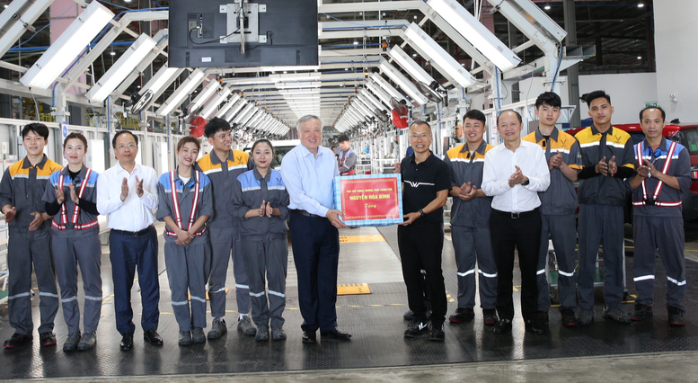 Phó Thủ tướng Thường trực Nguyễn Hòa Bình thăm Nhà máy sản xuất ô tô điện VinFast- Ảnh 2.