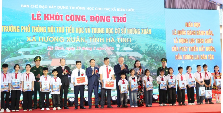 Phó Thủ tướng Thường trực Nguyễn Hòa Bình dự lễ khởi công dự án xây dựng Trường nội trú liên cấp Tiểu học – THCS Hương Xuân- Ảnh 3.