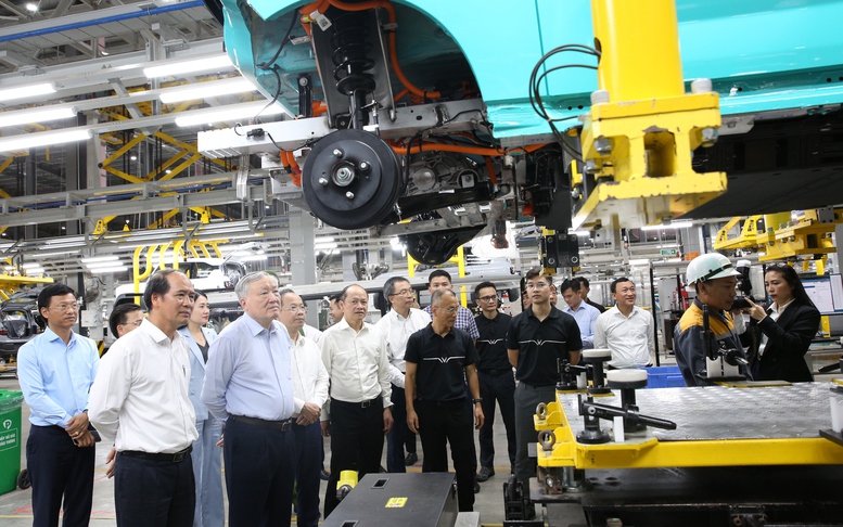 Phó Thủ tướng Thường trực Nguyễn Hòa Bình thăm Nhà máy sản xuất ô tô điện VinFast