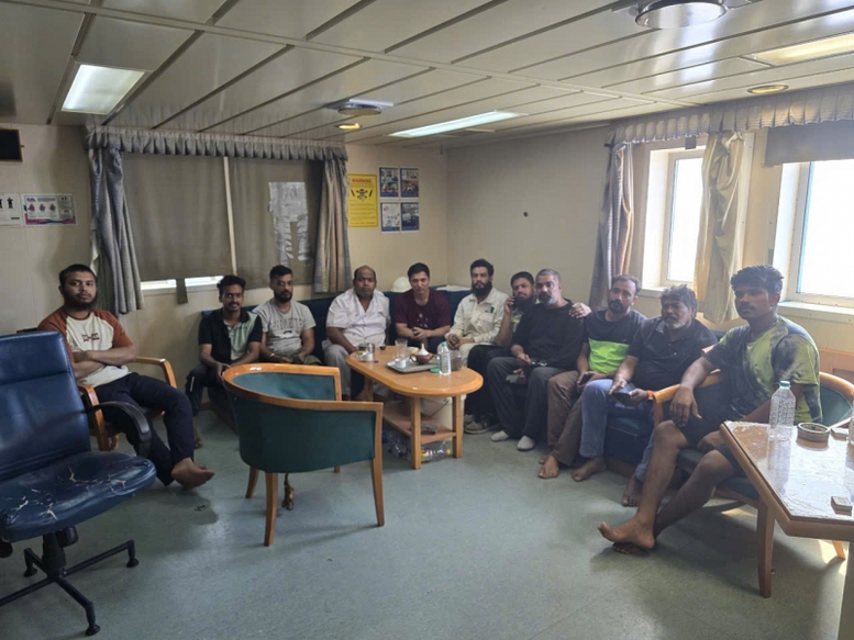 Kịp thời cứu 21 thuyền viên tàu MKD VYOM bị nạn trên vùng biển Oman- Ảnh 3.