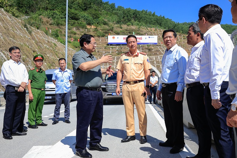 Thủ tướng: Khẩn trương đưa vào khai thác toàn tuyến cao tốc từ Quảng Ngãi tới Nha Trang- Ảnh 1.