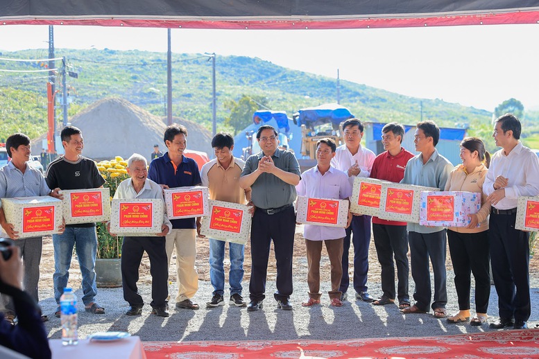 Thủ tướng: Xây dựng khu dân cư trong "Chiến dịch Quang Trung" thành khu dân cư kiểu mẫu- Ảnh 5. Thủ tướng: Xây dựng khu dân cư trong "Chiến dịch Quang Trung" thành khu dân cư kiểu mẫu- Ảnh 5.