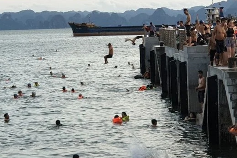 Bơi lội, làm mất trật tự công cộng trong khu vực cảng biển bị phạt tới 1 triệu đồng- Ảnh 1.