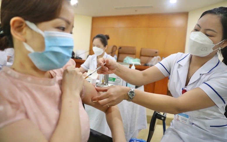Bổ sung vaccine và mở rộng tiêm chủng cho nhiều đối tượng