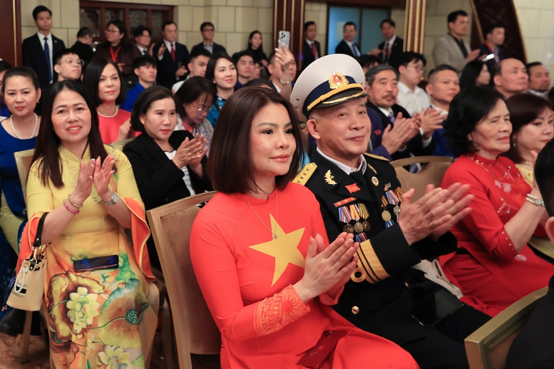 Thủ tướng Phạm Minh Chính gặp gỡ cán bộ, nhân viên Đại sứ quán và cộng đồng người Việt Nam tại Liên bang Nga- Ảnh 10.