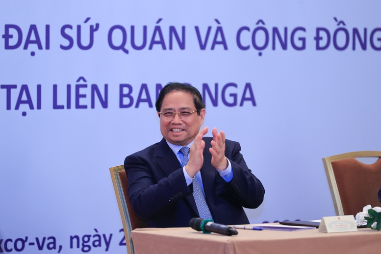 Thủ tướng Phạm Minh Chính gặp gỡ cán bộ, nhân viên Đại sứ quán và cộng đồng người Việt Nam tại Liên bang Nga- Ảnh 9.