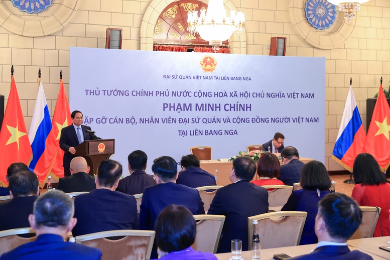 Thủ tướng Phạm Minh Chính gặp gỡ cán bộ, nhân viên Đại sứ quán và cộng đồng người Việt Nam tại Liên bang Nga- Ảnh 4.