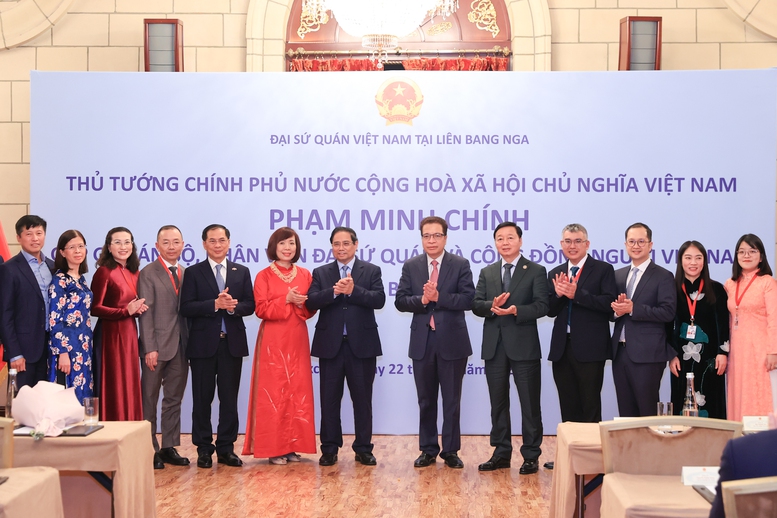 Thủ tướng Phạm Minh Chính gặp gỡ cán bộ, nhân viên Đại sứ quán và cộng đồng người Việt Nam tại Liên bang Nga- Ảnh 12.
