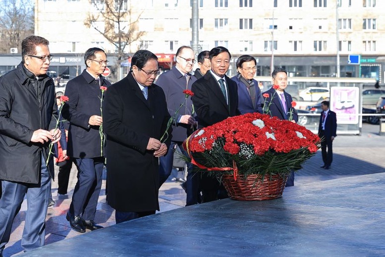 Thủ tướng dâng hoa tại Tượng đài Chủ tịch Hồ Chí Minh và Đài tưởng niệm Liệt sĩ Vô danh ở Moscow (Nga)- Ảnh 3.