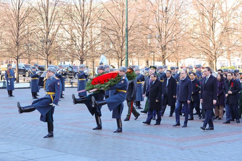 Thủ tướng dâng hoa tại Tượng đài Chủ tịch Hồ Chí Minh và Đài tưởng niệm Liệt sĩ Vô danh ở Moscow (Nga)- Ảnh 7.