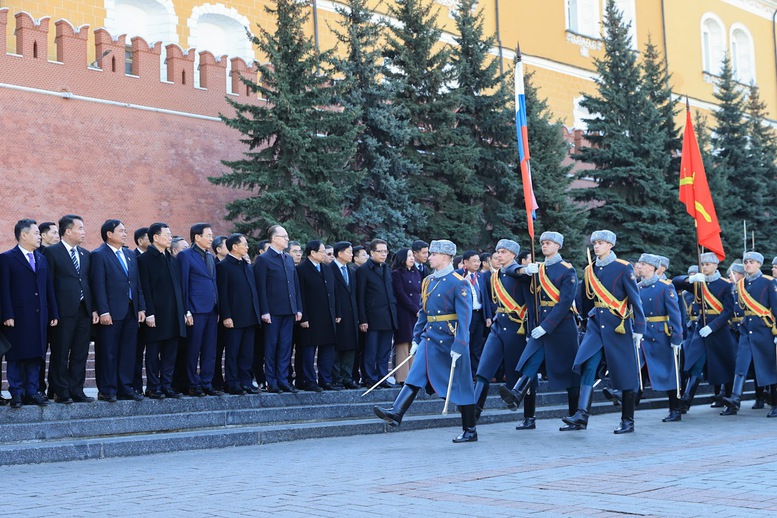 Thủ tướng dâng hoa tại Tượng đài Chủ tịch Hồ Chí Minh và Đài tưởng niệm Liệt sĩ Vô danh ở Moscow (Nga)- Ảnh 10.