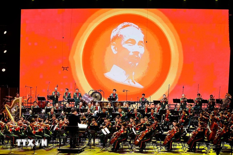 Tổng Bí thư và Chủ tịch Quốc hội dự chương trình nghệ thuật "Thanh âm dưới ánh Mặt trời"- Ảnh 3.