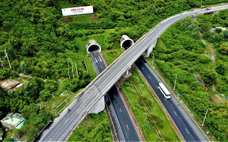 Khắc phục hư hỏng trên cao tốc Vân Phong - Nha Trang trước ngày 30/3