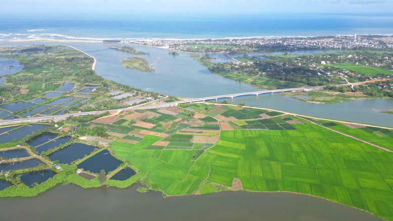 Quảng Ngãi: Bước ngoặt từ thủ phủ công nghiệp miền Trung sang phát triển đô thị, dịch vụ- Ảnh 3.