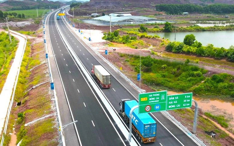 Tiếp tục bổ sung quy hoạch các tuyến đường bộ kết nối với sân bay, cảng biển