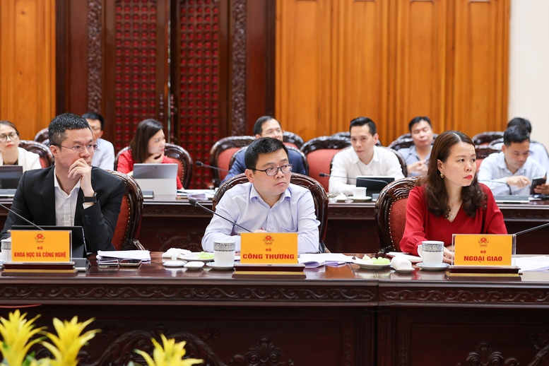 Thủ tướng: Không để thiếu nguồn cung xăng dầu; khẩn trương xây dựng kho dự trữ chiến lược- Ảnh 7.