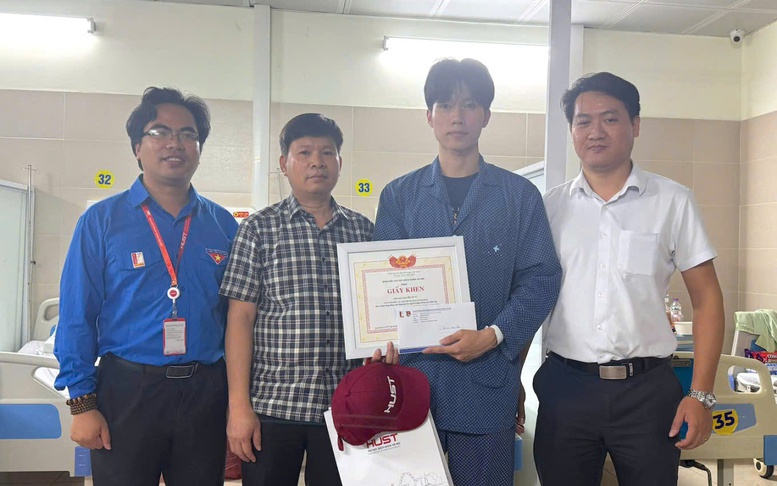 Khen thưởng nam sinh viên Bách khoa cứu 7 người trong vụ cháy tại Hà Nội