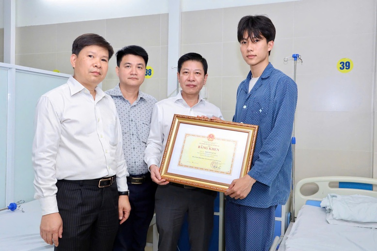 Bộ GD&ĐT khen thưởng sinh viên dũng cảm cứu người trong đám cháy- Ảnh 1. Bộ GD&ĐT khen thưởng sinh viên dũng cảm cứu người trong đám cháy- Ảnh 1.