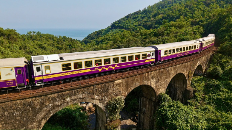 'Khoác áo mới' cho đoàn tàu Hành trình kết nối di sản miền Trung- Ảnh 2. 'Khoác áo mới' cho đoàn tàu Hành trình kết nối di sản miền Trung- Ảnh 2.