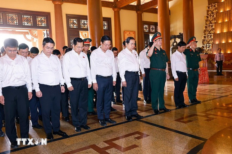 Chủ tịch Quốc hội Trần Thanh Mẫn tri ân các Anh hùng Liệt sĩ, Mẹ Việt Nam anh hùng tại TPHCM- Ảnh 3.