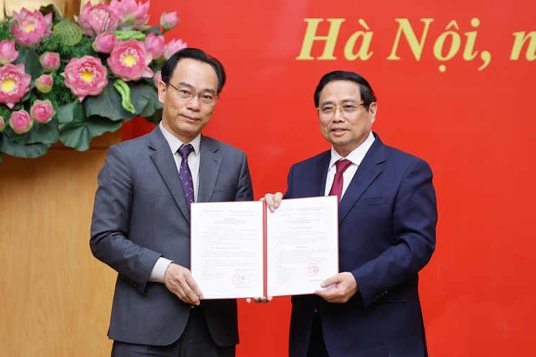 Thủ tướng trao quyết định chỉ định Phó Bí thư Đảng ủy Chính phủ và bổ nhiệm lãnh đạo 4 bộ, cơ quan ngang Bộ- Ảnh 5.