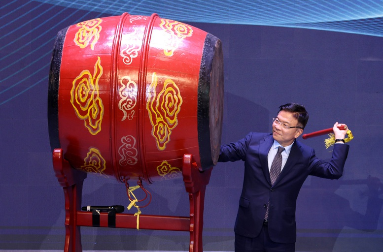 Phó Thủ tướng Lê Thành Long gióng trống mở màn Đêm thơ Nguyên tiêu 'Trước biển lớn'- Ảnh 1.