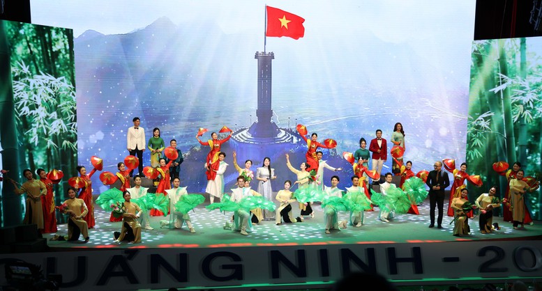 Phó Thủ tướng Lê Thành Long gióng trống mở màn Đêm thơ Nguyên tiêu 'Trước biển lớn'- Ảnh 4.