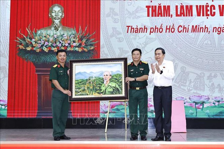 Chủ tịch Quốc hội Trần Thanh Mẫn thăm, làm việc với Sư đoàn 9- Ảnh 3.