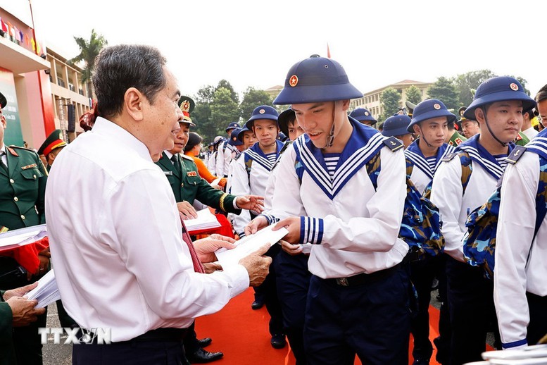 Chủ tịch Quốc hội Trần Thanh Mẫn dự Lễ giao, nhận quân năm 2026 tại TPHCM- Ảnh 2. Chủ tịch Quốc hội Trần Thanh Mẫn dự Lễ giao, nhận quân năm 2026 tại TPHCM- Ảnh 2.