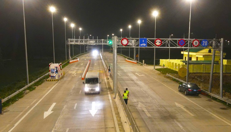 Hơn 50.000 giao dịch thành công sau ngày đầu tiên thu phí 5 tuyến cao tốc Bắc-Nam- Ảnh 1. Hơn 50.000 giao dịch thành công sau ngày đầu tiên thu phí 5 tuyến cao tốc Bắc-Nam- Ảnh 1.