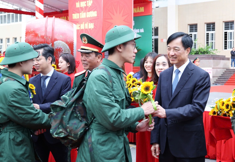 Nô nức Ngày hội tòng quân-Tự tin tiếp bước cha anh- Ảnh 2. Nô nức Ngày hội tòng quân-Tự tin tiếp bước cha anh- Ảnh 2.